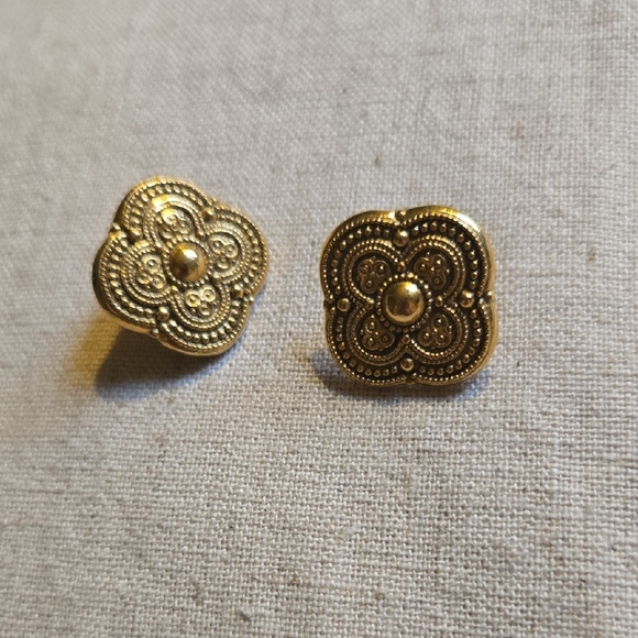 Jewelry - Vintage 1928 Gold Tone Floral Medallion Stud Earrings 💫
